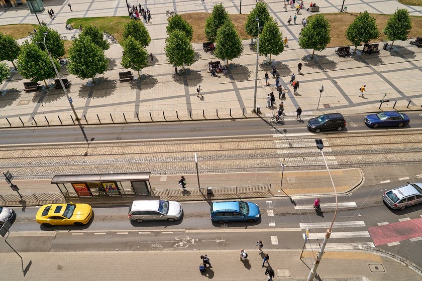 Widok budynku z neonem Dobry wiecz&oacute;r we Wrocławiu&nbsp;