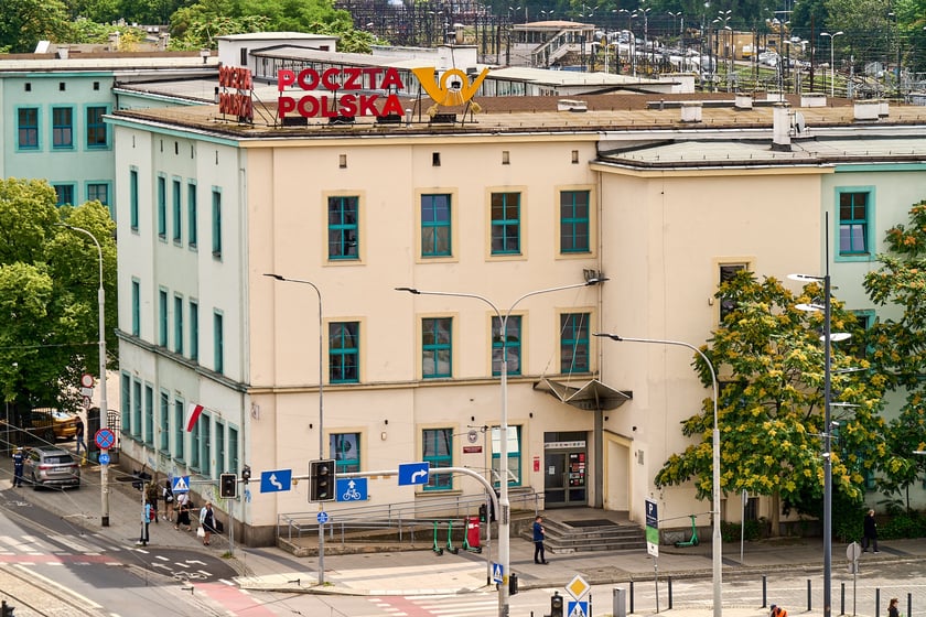 Widok budynku z neonem Dobry wiecz&oacute;r we Wrocławiu&nbsp;