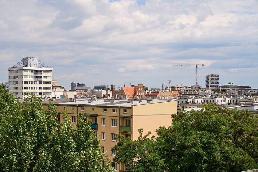 Widok budynku z neonem Dobry wiecz&oacute;r we Wrocławiu&nbsp;