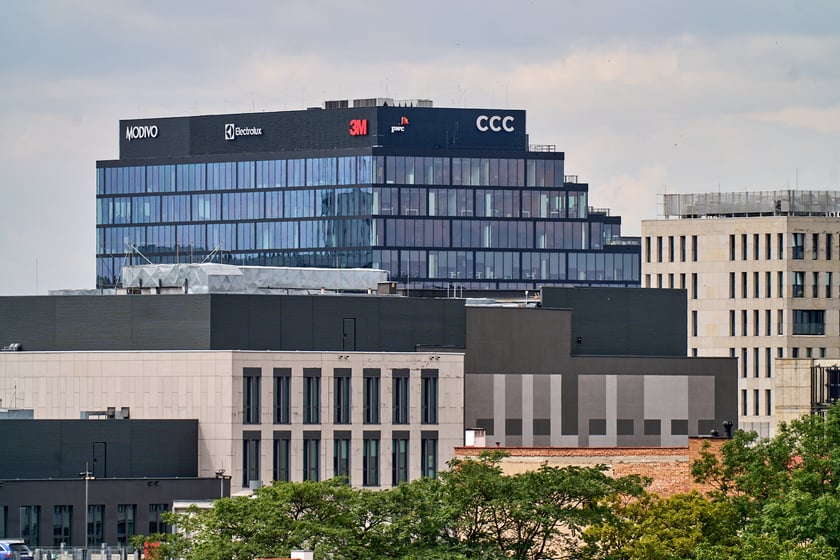 Widok budynku z neonem Dobry wiecz&oacute;r we Wrocławiu&nbsp;