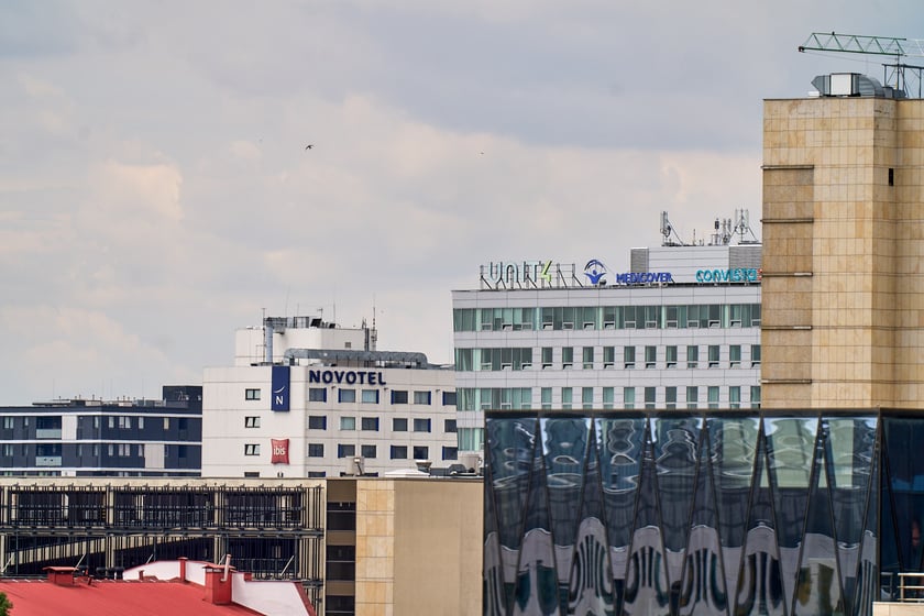 Widok budynku z neonem Dobry wiecz&oacute;r we Wrocławiu&nbsp;