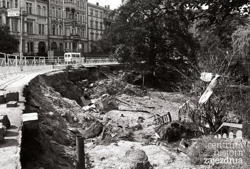Wielka pow&oacute;dź we Wrocławiu. Uszkodzona ulica i chodnik na Podwalu
&nbsp;