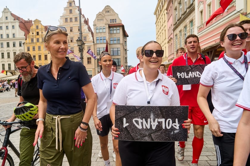 Parada rozpoczynająca Międzynarodowy Turniej Piłki Nożnej Ulicznej Os&oacute;b Bezdomnych Wrocław Cup 2024