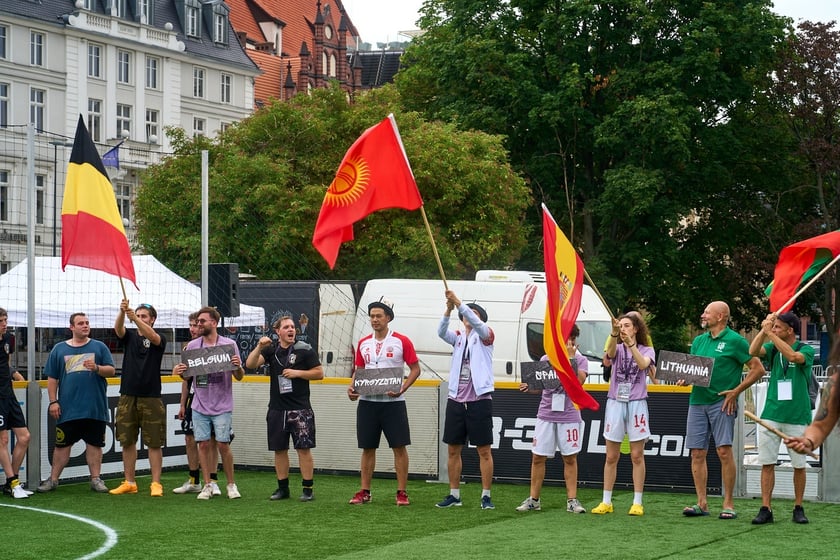 Pierwszy dzień Międzynarodowego Turnieju Piłki Nożnej Ulicznej Os&oacute;b Bezdomnych Wrocław Cup 2024