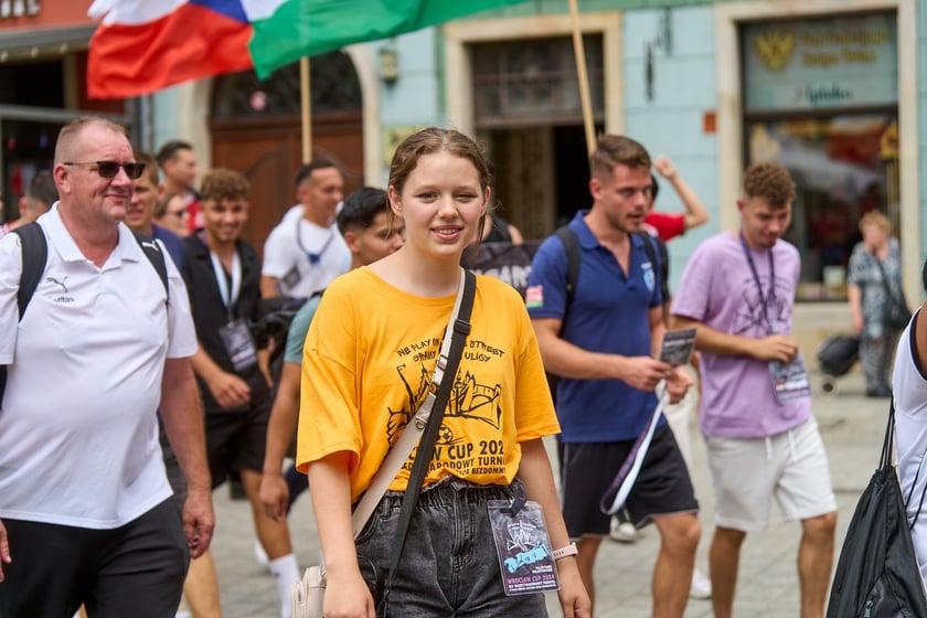Parada rozpoczynająca Międzynarodowy Turniej Piłki Nożnej Ulicznej Os&oacute;b Bezdomnych Wrocław Cup 2024