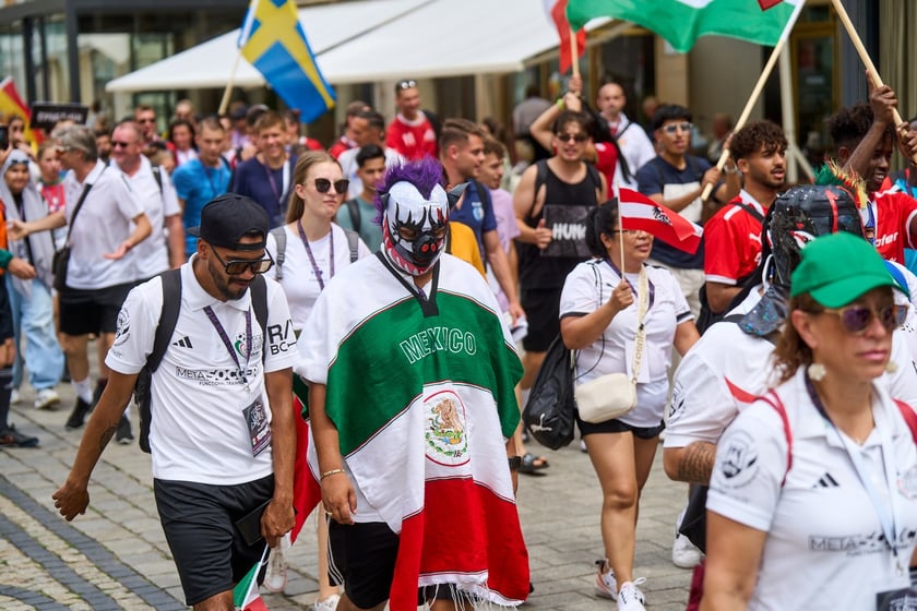 Parada rozpoczynająca Międzynarodowy Turniej Piłki Nożnej Ulicznej Os&oacute;b Bezdomnych Wrocław Cup 2024