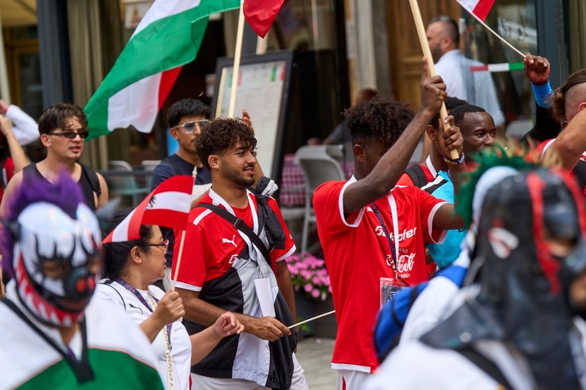 Parada rozpoczynająca Międzynarodowy Turniej Piłki Nożnej Ulicznej Os&oacute;b Bezdomnych Wrocław Cup 2024