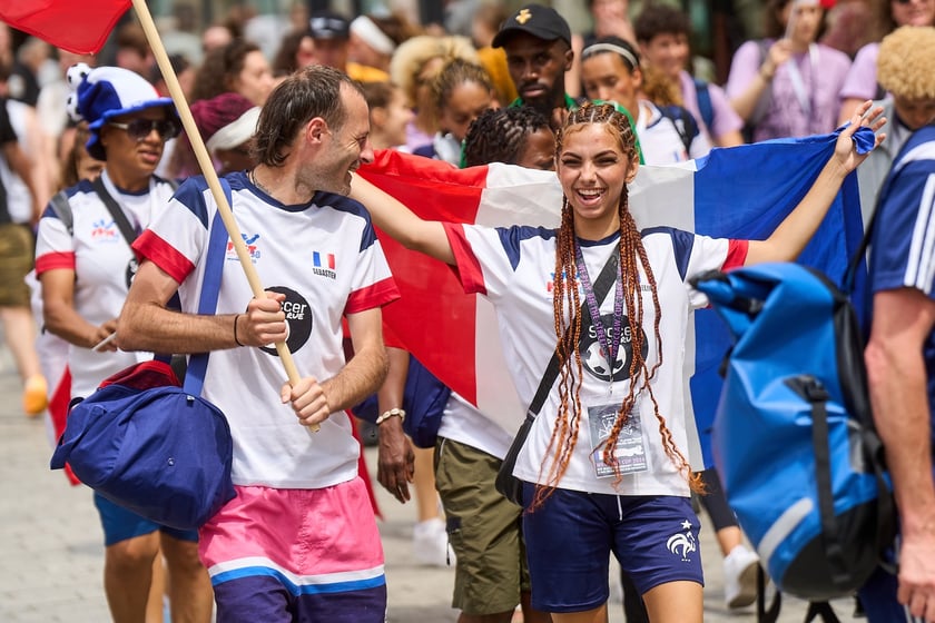 Parada rozpoczynająca Międzynarodowy Turniej Piłki Nożnej Ulicznej Os&oacute;b Bezdomnych Wrocław Cup 2024