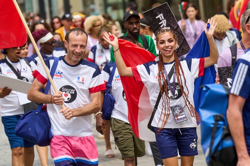 Parada rozpoczynająca Międzynarodowy Turniej Piłki Nożnej Ulicznej Os&oacute;b Bezdomnych Wrocław Cup 2024