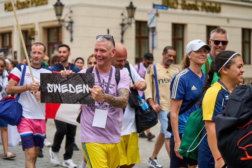 Parada rozpoczynająca Międzynarodowy Turniej Piłki Nożnej Ulicznej Os&oacute;b Bezdomnych Wrocław Cup 2024