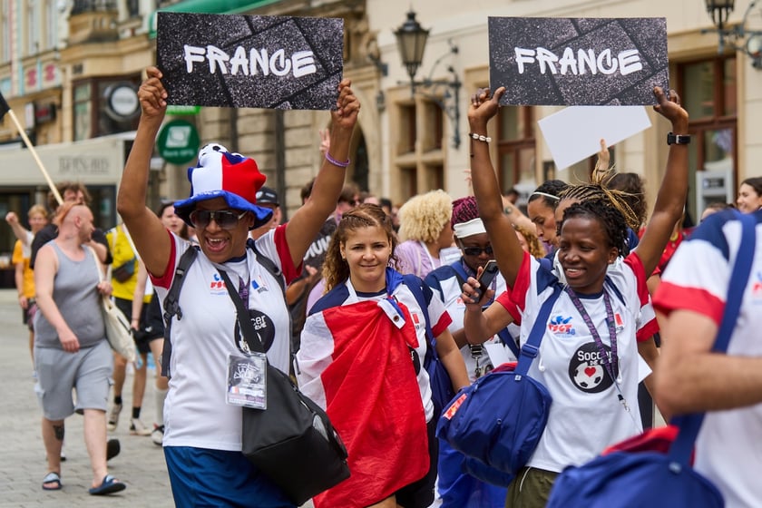 Parada rozpoczynająca Międzynarodowy Turniej Piłki Nożnej Ulicznej Os&oacute;b Bezdomnych Wrocław Cup 2024