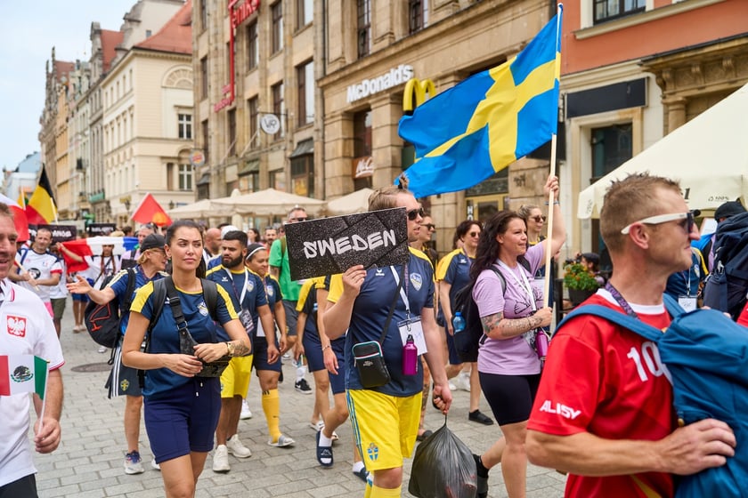 Parada rozpoczynająca Międzynarodowy Turniej Piłki Nożnej Ulicznej Os&oacute;b Bezdomnych Wrocław Cup 2024