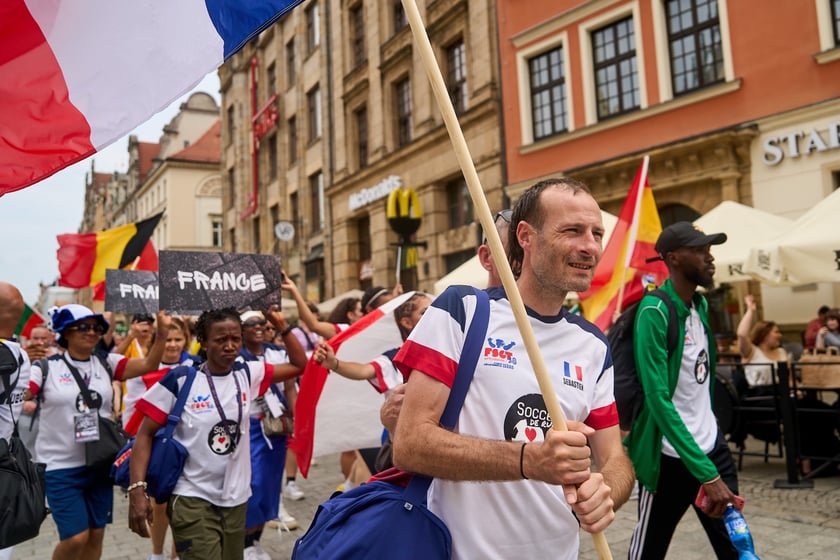 Parada rozpoczynająca Międzynarodowy Turniej Piłki Nożnej Ulicznej Os&oacute;b Bezdomnych Wrocław Cup 2024