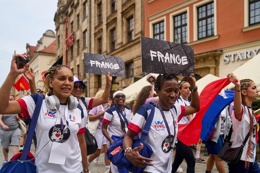 Parada rozpoczynająca Międzynarodowy Turniej Piłki Nożnej Ulicznej Os&oacute;b Bezdomnych Wrocław Cup 2024