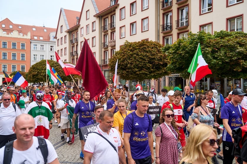 Parada rozpoczynająca Międzynarodowy Turniej Piłki Nożnej Ulicznej Os&oacute;b Bezdomnych Wrocław Cup 2024