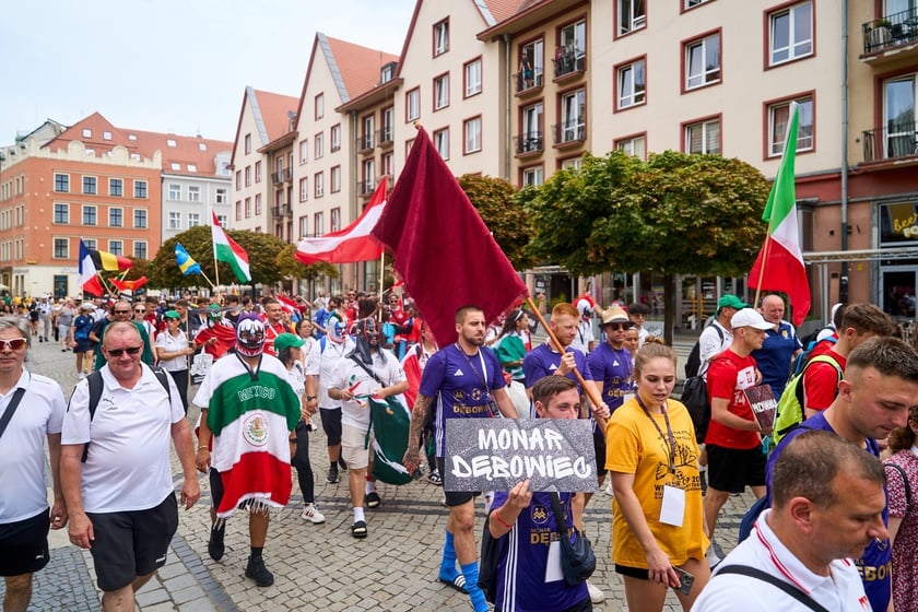 Parada rozpoczynająca Międzynarodowy Turniej Piłki Nożnej Ulicznej Os&oacute;b Bezdomnych Wrocław Cup 2024