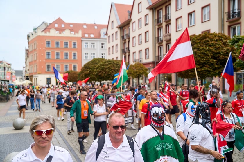 Parada rozpoczynająca Międzynarodowy Turniej Piłki Nożnej Ulicznej Os&oacute;b Bezdomnych Wrocław Cup 2024