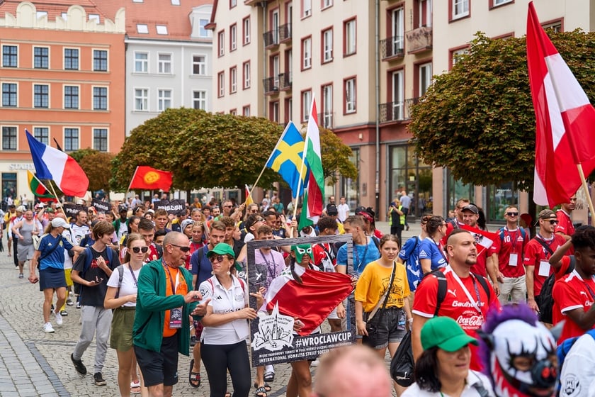 Parada rozpoczynająca Międzynarodowy Turniej Piłki Nożnej Ulicznej Os&oacute;b Bezdomnych Wrocław Cup 2024