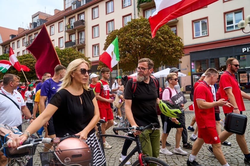 Parada rozpoczynająca Międzynarodowy Turniej Piłki Nożnej Ulicznej Os&oacute;b Bezdomnych Wrocław Cup 2024