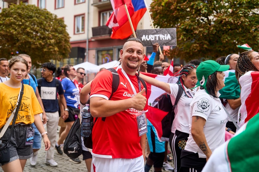 Parada rozpoczynająca Międzynarodowy Turniej Piłki Nożnej Ulicznej Os&oacute;b Bezdomnych Wrocław Cup 2024