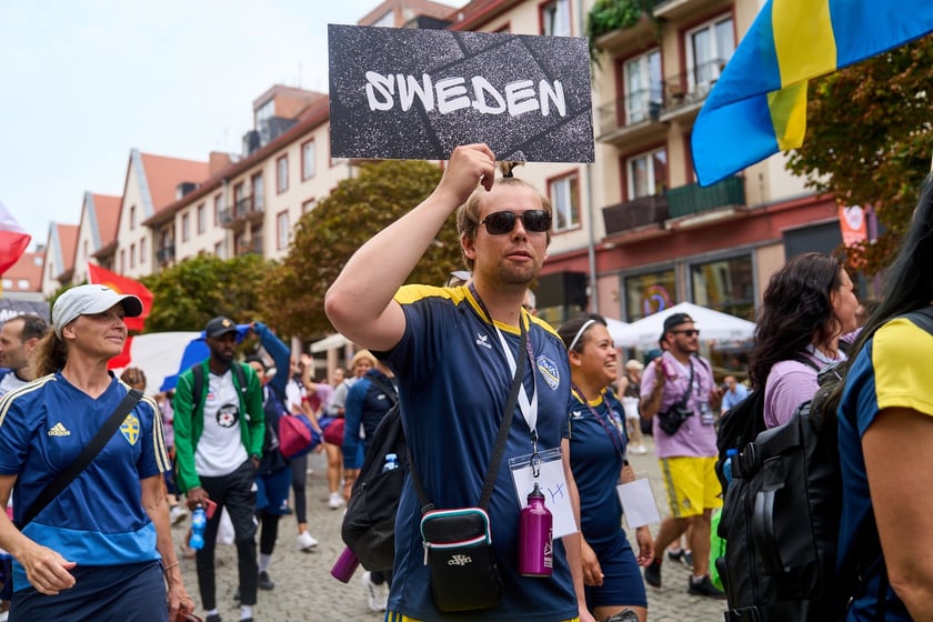 Parada rozpoczynająca Międzynarodowy Turniej Piłki Nożnej Ulicznej Os&oacute;b Bezdomnych Wrocław Cup 2024