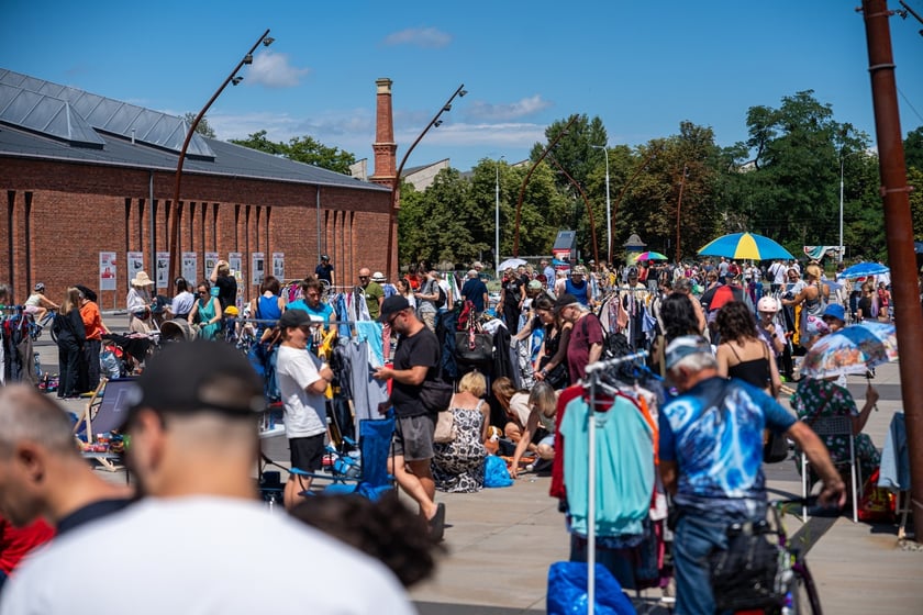 Na Pchlim Targu przy Centrum Historii Zajezdnia można było znaleźć wiele skarb&oacute;w