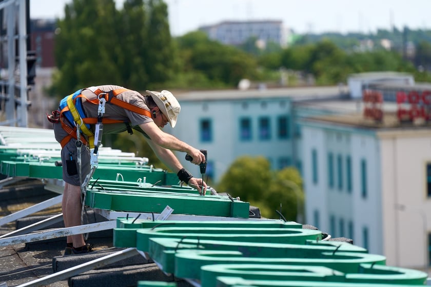 Mocowanie szklanych rur neonu "dobry wieczór we Wrocławiu", 23 lipca 2024