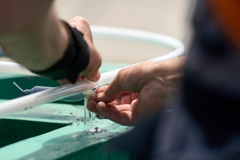 Mocowanie szklanych rur neonu "dobry wieczór we Wrocławiu", 23 lipca 2024