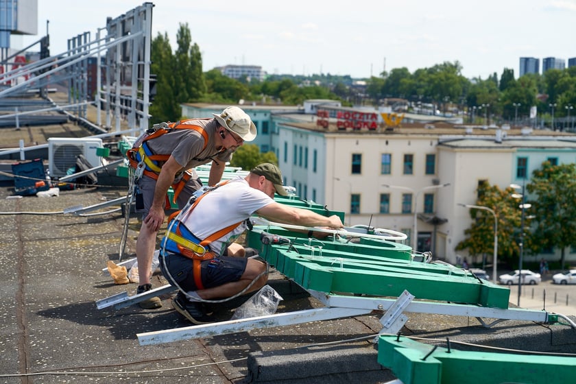 Mocowanie szklanych rur neonu "dobry wieczór we Wrocławiu", 23 lipca 2024