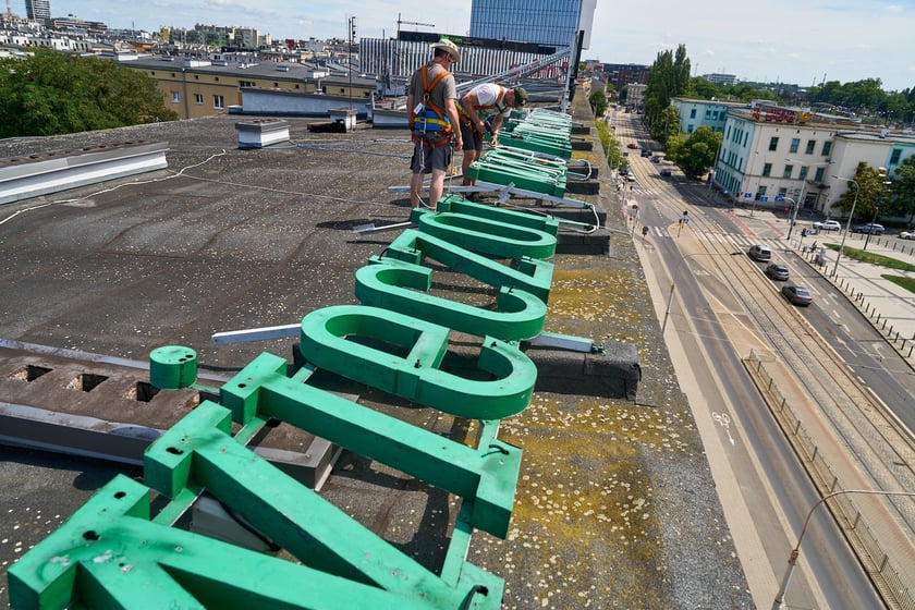 Mocowanie szklanych rur neonu "dobry wieczór we Wrocławiu", 23 lipca 2024