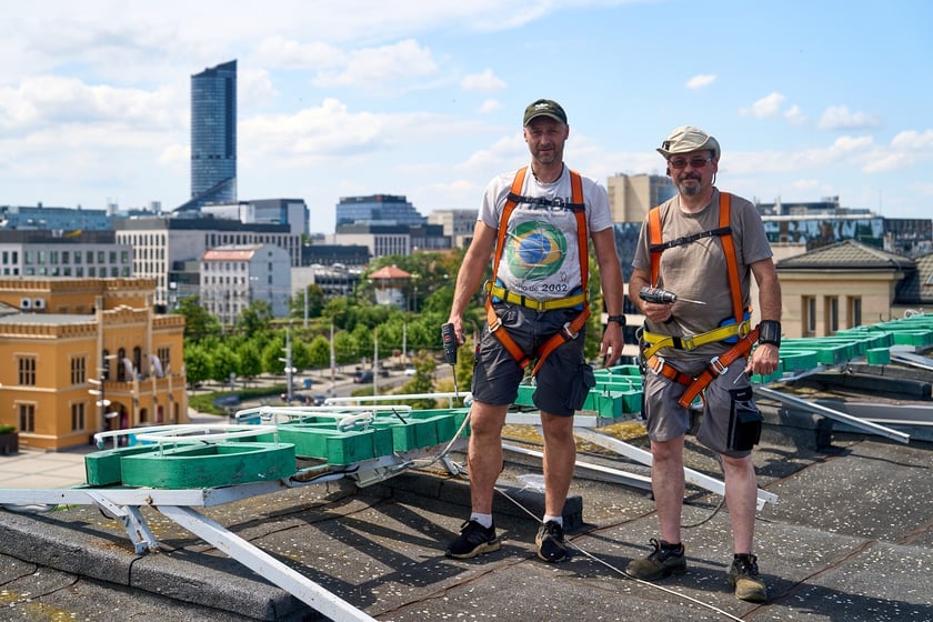 Mocowanie szklanych rur neonu "dobry wieczór we Wrocławiu", 23 lipca 2024