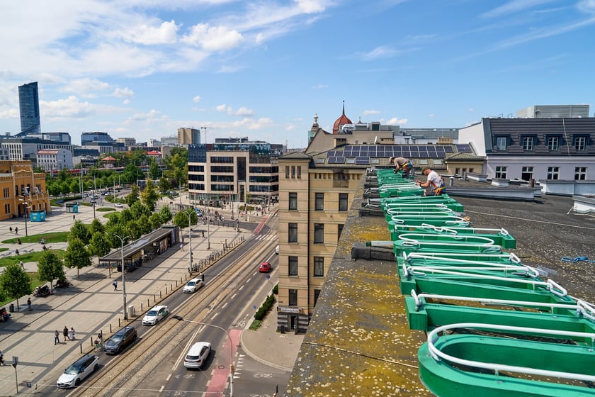 Mocowanie szklanych rur neonu "dobry wieczór we Wrocławiu", 23 lipca 2024