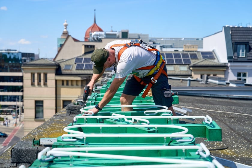 Mocowanie szklanych rur neonu "dobry wieczór we Wrocławiu", 23 lipca 2024