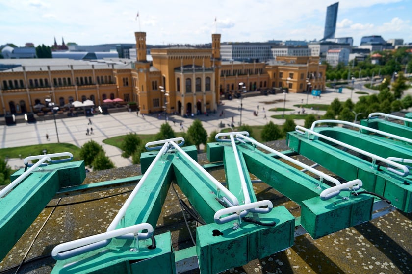 Mocowanie szklanych rur neonu "dobry wieczór we Wrocławiu", 23 lipca 2024