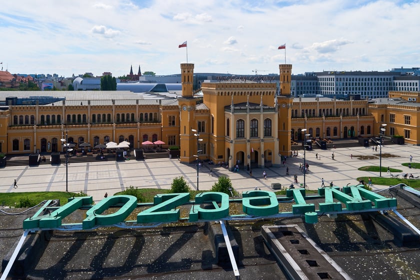 Mocowanie szklanych rur neonu "dobry wieczór we Wrocławiu", 23 lipca 2024