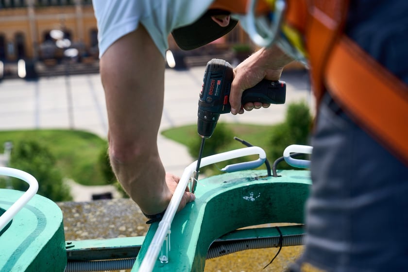 Mocowanie szklanych rur neonu "dobry wieczór we Wrocławiu", 23 lipca 2024