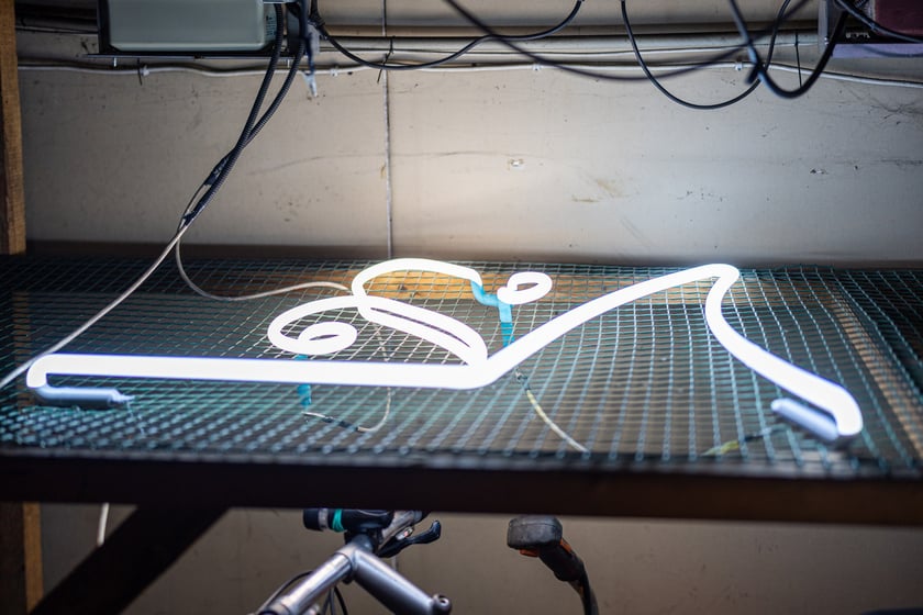 Renowacja neonu "dobry  wieczór we Wrocławiu", Wrocław, 25.07.2024