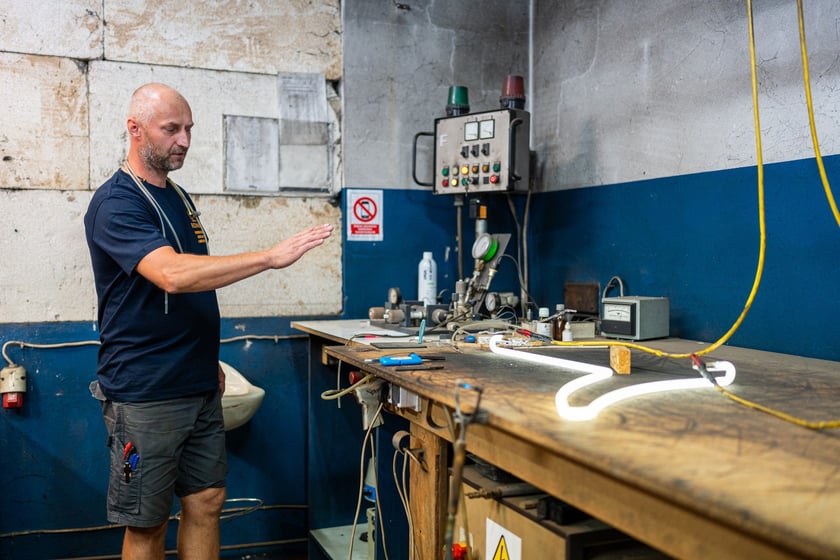 Renowacja neonu "dobry  wieczór we Wrocławiu", Wrocław, 25.07.2024