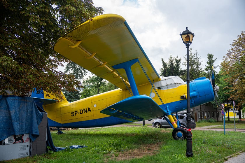 Antonow An-2 przed budynkiem Lotniczych Zakład&oacute;w Naukowych przy ul. Kiełczowskiej&nbsp;