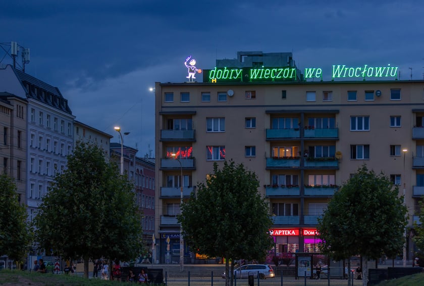 Test odrestaurowanego neonu. Na razie rozświetlany jest na próbę, aby sprawdzić, czy wszystkie prace poszły należycie