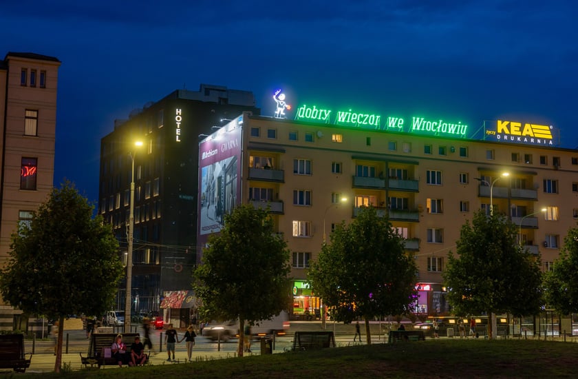 Test odrestaurowanego neonu. Na razie rozświetlany jest na próbę, aby sprawdzić, czy wszystkie prace poszły należycie