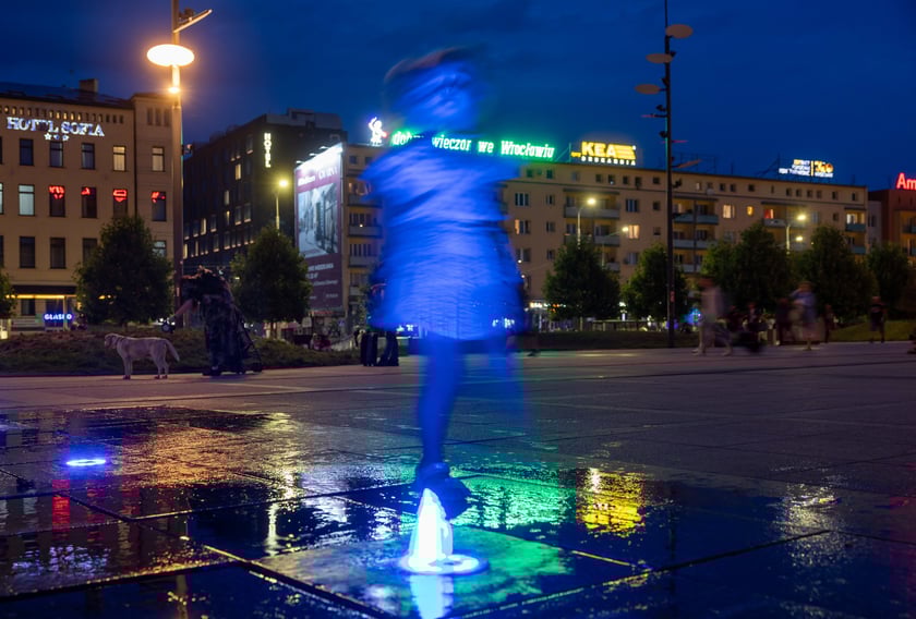 Test odrestaurowanego neonu. Na razie rozświetlany jest na próbę, aby sprawdzić, czy wszystkie prace poszły należycie