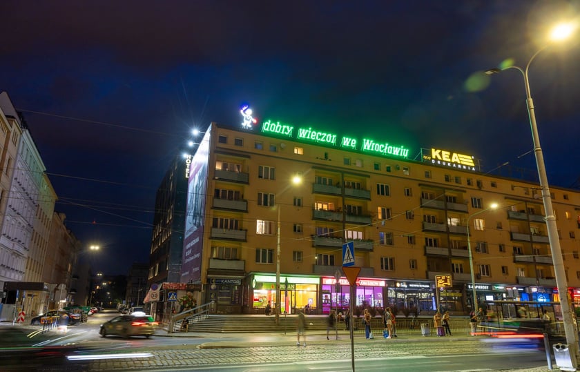 Test odrestaurowanego neonu. Na razie rozświetlany jest na próbę, aby sprawdzić, czy wszystkie prace poszły należycie