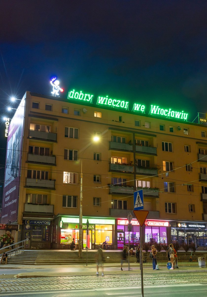 Test odrestaurowanego neonu. Na razie rozświetlany jest na próbę, aby sprawdzić, czy wszystkie prace poszły należycie