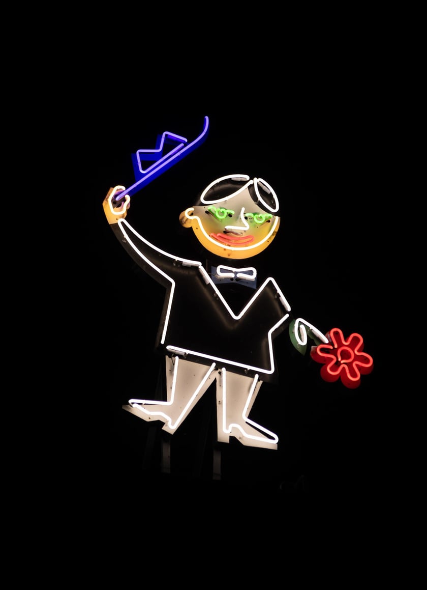 Test odrestaurowanego neonu. Na razie rozświetlany jest na próbę, aby sprawdzić, czy wszystkie prace poszły należycie