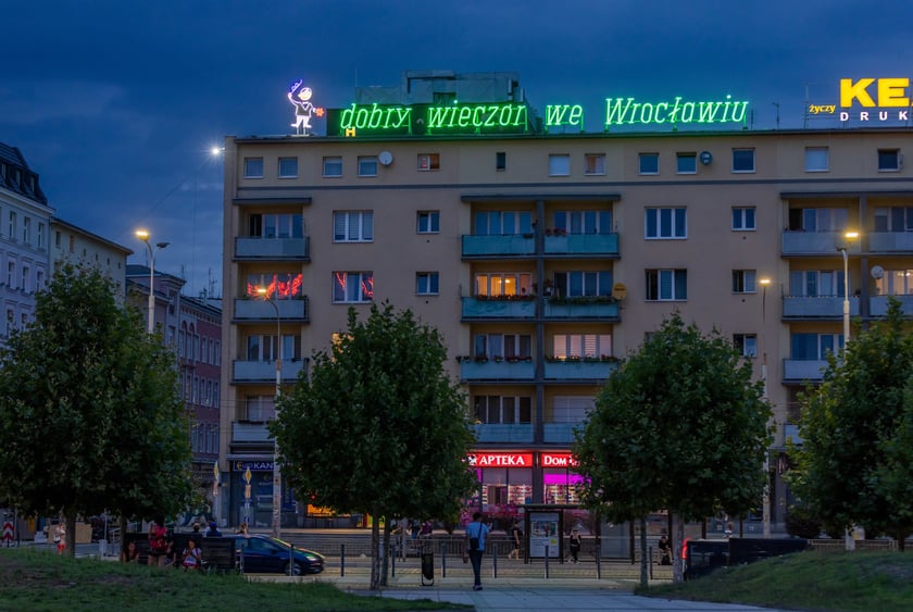 Test odrestaurowanego neonu. Na razie rozświetlany jest na próbę, aby sprawdzić, czy wszystkie prace poszły należycie