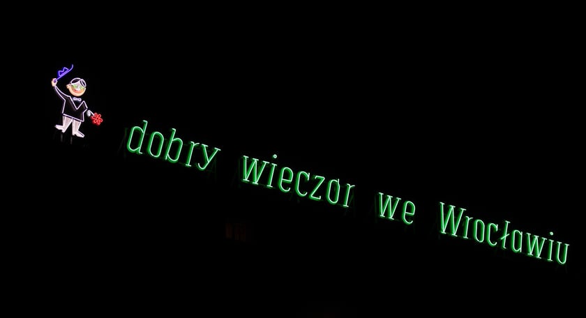 Test odrestaurowanego neonu. Na razie rozświetlany jest na próbę, aby sprawdzić, czy wszystkie prace poszły należycie