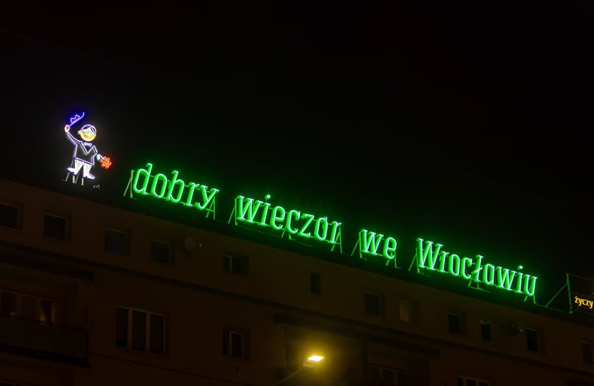 Test odrestaurowanego neonu. Na razie rozświetlany jest na próbę, aby sprawdzić, czy wszystkie prace poszły należycie