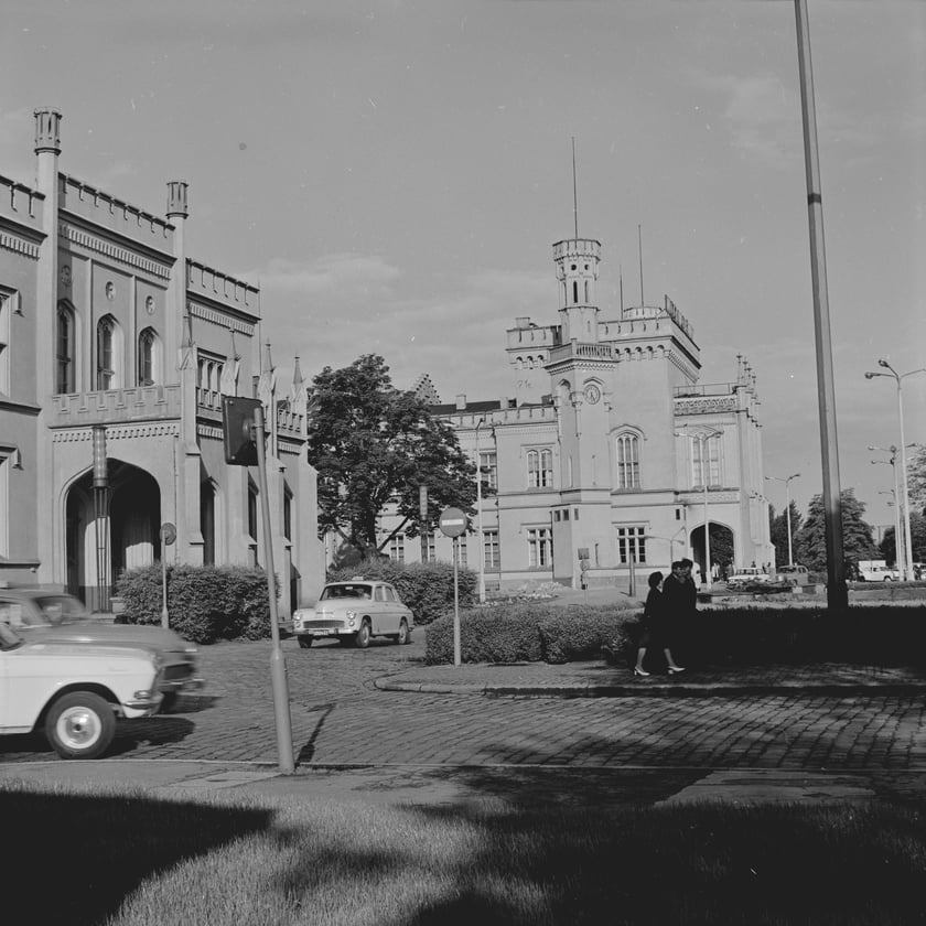 Dworzec Gł&oacute;wny we Wrocławiu w latach 70. XX w. Elewacja boczna