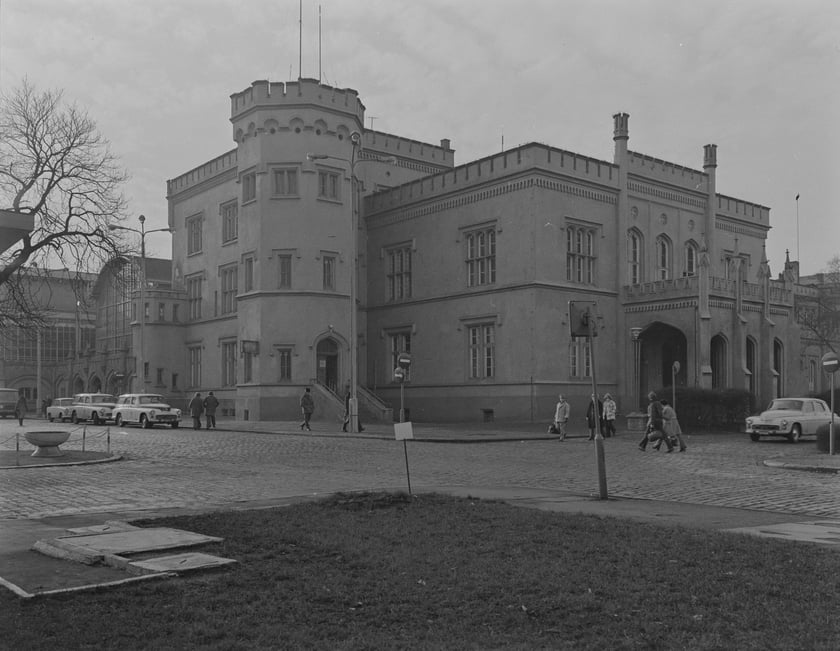 Dworzec Gł&oacute;wny we Wrocławiu w latach 70. XX w. Elewacja p&oacute;łnocno-wschodnia